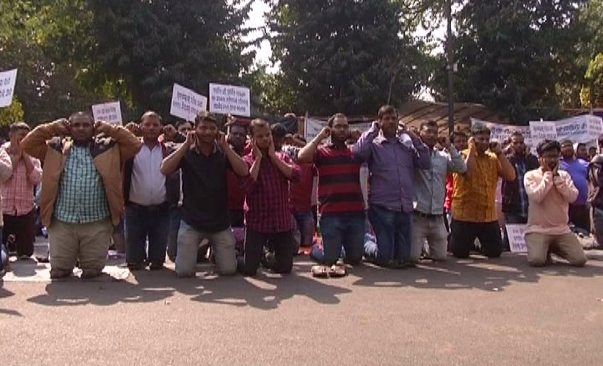 odishabhaskar's tweet photo. Family members of deceased state govt employees, kneel down outside Odisha Assembly as a mark of protest demanding jobs under the Rehabilitation scheme
#RAapplicants #RehabilitationAssistance #Odisha https://t.co/qdblWhlSZY