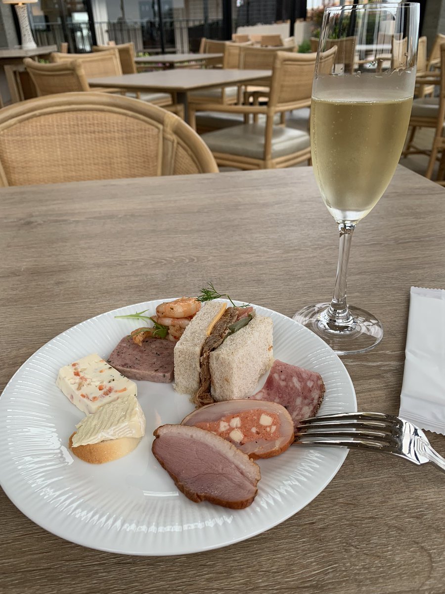 hkhthkht's tweet photo. 先週土曜日からのリフレッシュ旅行も今日が最後の夜です。毎日飲んで食べて遊んで、最高でした。明日帰ったら寒そうだなあ。でも休養充分なんで、溜まった仕事もめっちゃ頑張れそう！！ https://t.co/mH2iW0DBt1