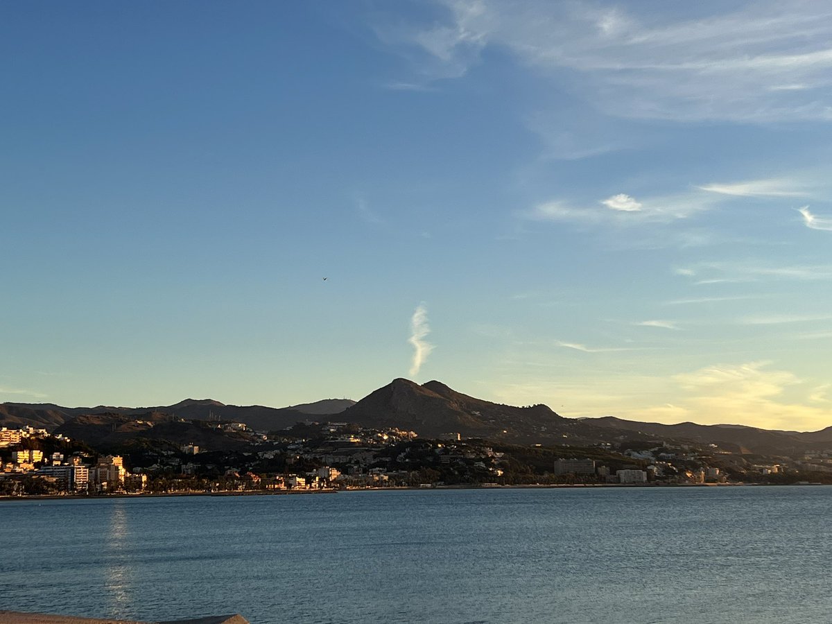 pgfi12's tweet photo. @tiempobrasero He descubierto un volcán en erupción en Málaga capital. Foto de esta mañana. https://t.co/vIeScCJ8kZ