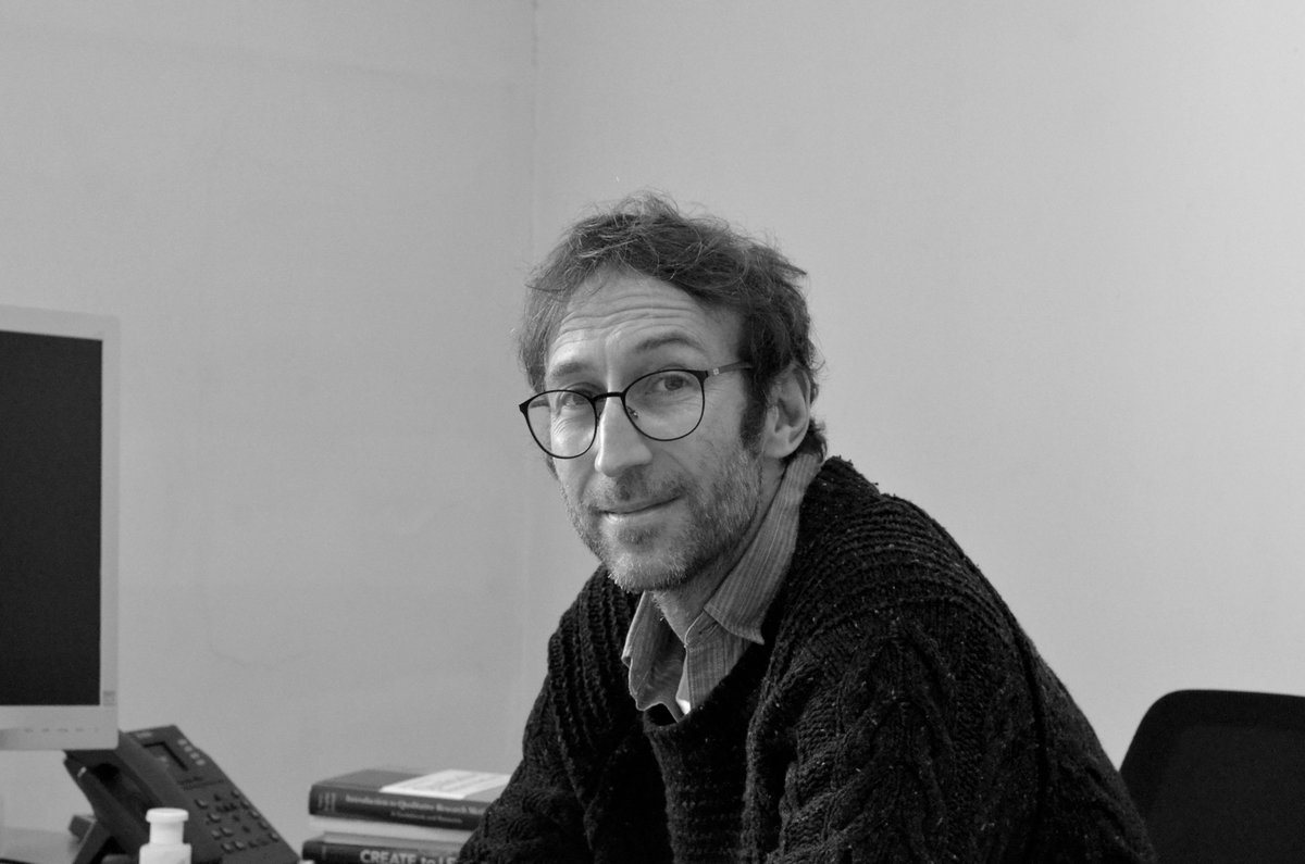 Anciennement diplômé de notre département dans le domaine des arts du spectacle et de la communication en 2000, Emmanuel Chapeau effectue la plupart de ses recherches en didactique, en tant que scientifique rattaché à l’unité de recherche DIDACTIfen.