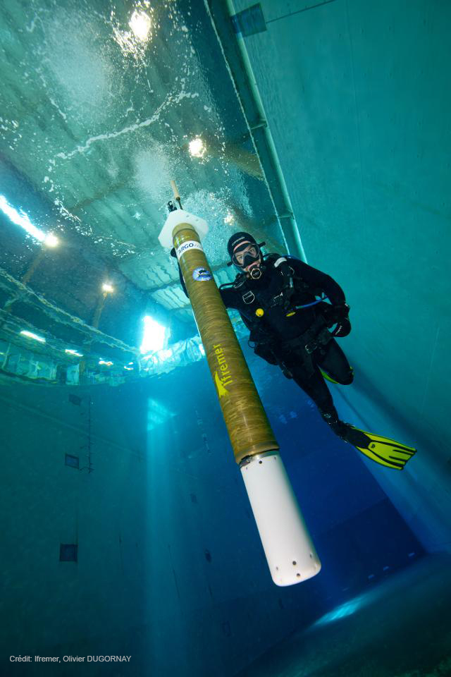 Ifremer_fr's tweet photo. Les flotteurs #Argo ont fêté leurs 30 ans en 2022 ! Ces 4000 robots autonomes déployés à travers le monde observent les océans et mesurent l'impact des activités humaines. La dernière génération, développée à l'Ifremer, plongera jusqu'à 6000m avec des capacités de mesure accrues. https://t.co/4S2d0QiD0M