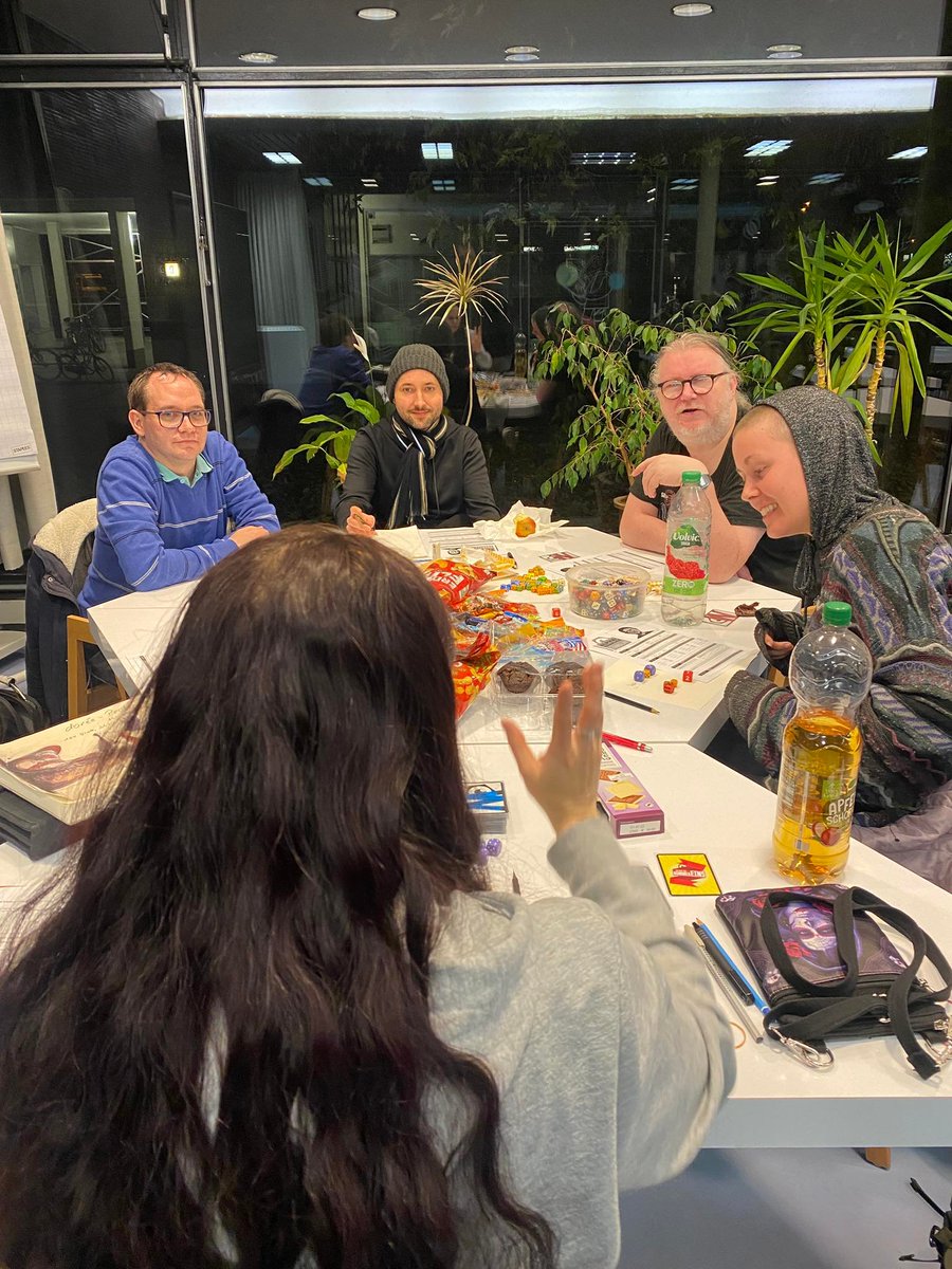 BerlinNexus's tweet photo. Gestern wurde in der Hansabibliothek gespielt. Es ging bei PARANOIA durch den Alpha-Komplex.
#spieleabend #Rollenspiel #rpg #pnpDE #pnpberlin #penandpaperberlin #rollenspielberlin #nexus #nexusberlin #hansabibliothek #stbmitte #spielinderhansabibliothek https://t.co/3JWejtfcwF