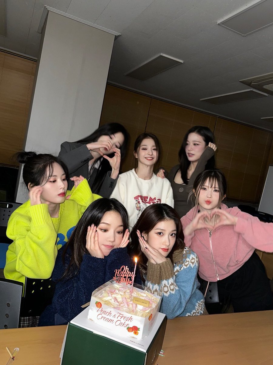 nakyungsep's tweet photo. Jisun Unnie's Birthday. <3 https://t.co/Xtd2VX73Xn