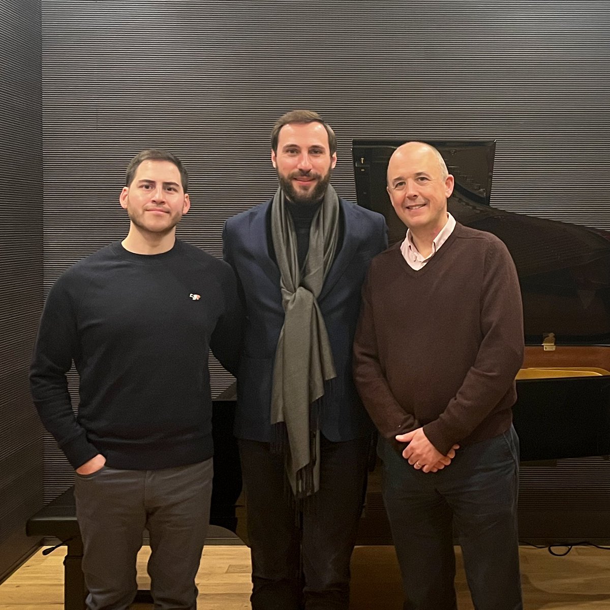 The power of communication in music!

Thanks to our wonderful professors @OliverCondy from Apple Music and @joshbarone from @nytimes for being part our faculty. Your lessons on music journalism are an incredible source of inspiration for our students!