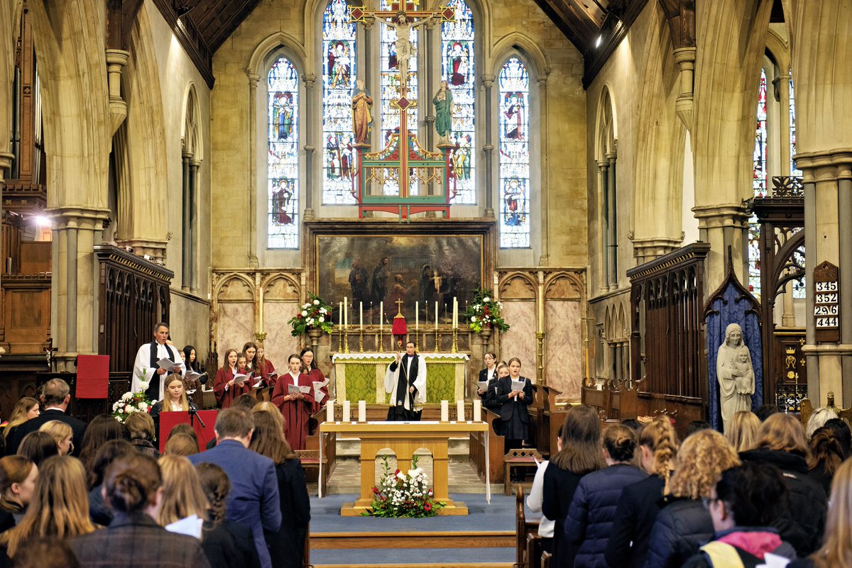 Habsmonmouth's tweet photo. Pupils and staff at Monmouth School for Girls celebrated St Catherine’s Day in a service at St Mary’s Priory Church.
Matt Roper, a journalist who founded Meninadança, a charity in Brazil that rescues girls from exploitation, was the guest speaker. #StCatherinesDay https://t.co/j9izuQmAJU