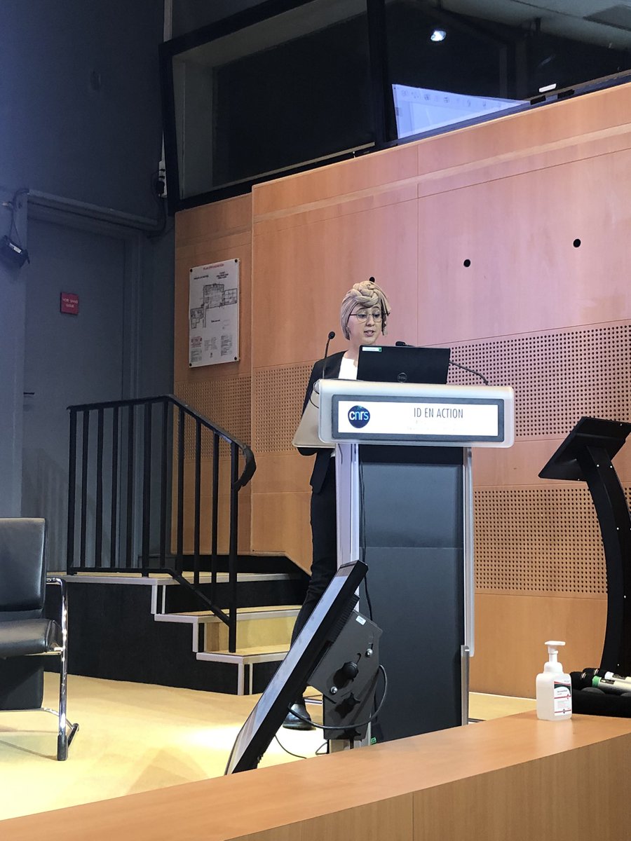 HMnap78's tweet photo. Amina Djemmah ouvre cette nouvelle journée du colloque « ID EN ACTION » lauréate du Défi Nouveaux matériaux https://t.co/aEX9nPowWk
