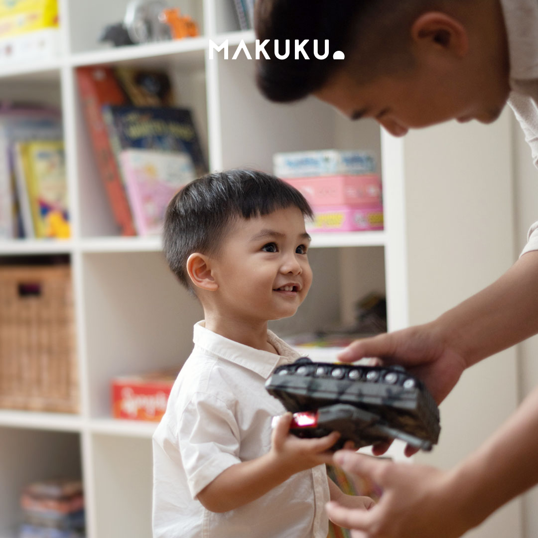 Saatnya luangkan waktu si Kecil untuk bermain bersama #ayah. Peran dads dalam perkembangan si kecil sama pentingnya dengan moms, jadi, ayo ikut terlibat secara aktif!

#MAKUKU