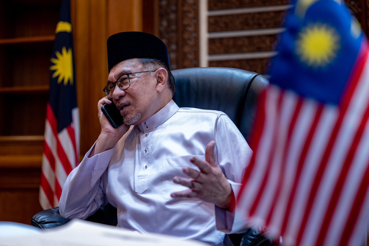 anwaribrahim's tweet photo. Memulakan tugas di Putrajaya pagi ini dengan mempengerusikan mesyuarat bersama Ketua Setiausaha Negara Tan Sri Mohd Zuki Ali. Turut serta dalam mesyuarat ini adalah pegawai-pegawai tertinggi kerajaan. 

#DemiPertiwi https://t.co/CIszXp4xmZ