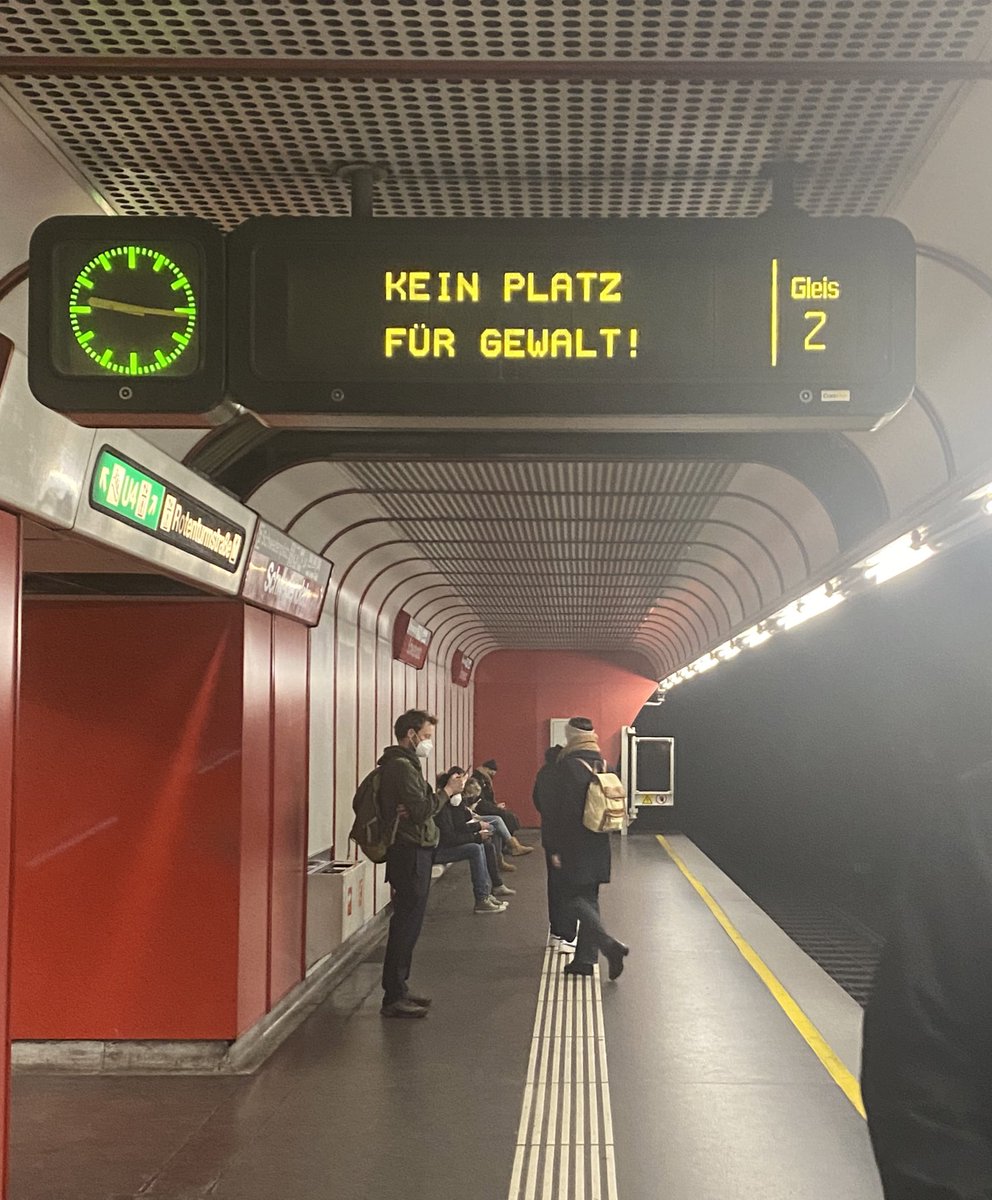 MartinaMadner's tweet photo. Am 25.11. ist Internationaler Tag zur Beseitigung von Gewalt gegen Frauen 2022 - danke @wienerlinien https://t.co/iIW7Su6Gja