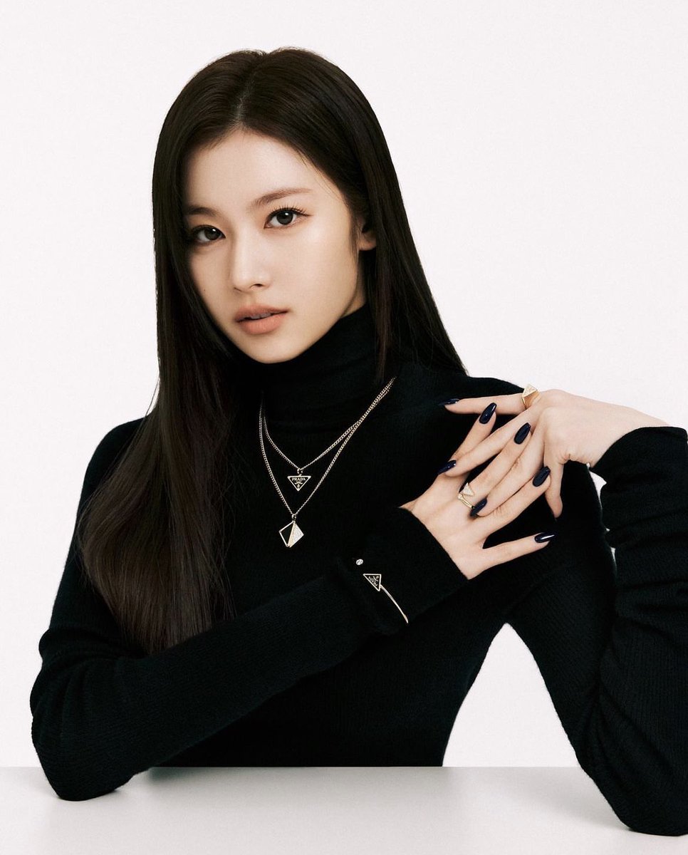 ryu___once1220's tweet photo. 真PRADA姫登場🐹
#TWICE #트와이스 #SANA #사나 #PRADA https://t.co/rehb2DJ9Ze