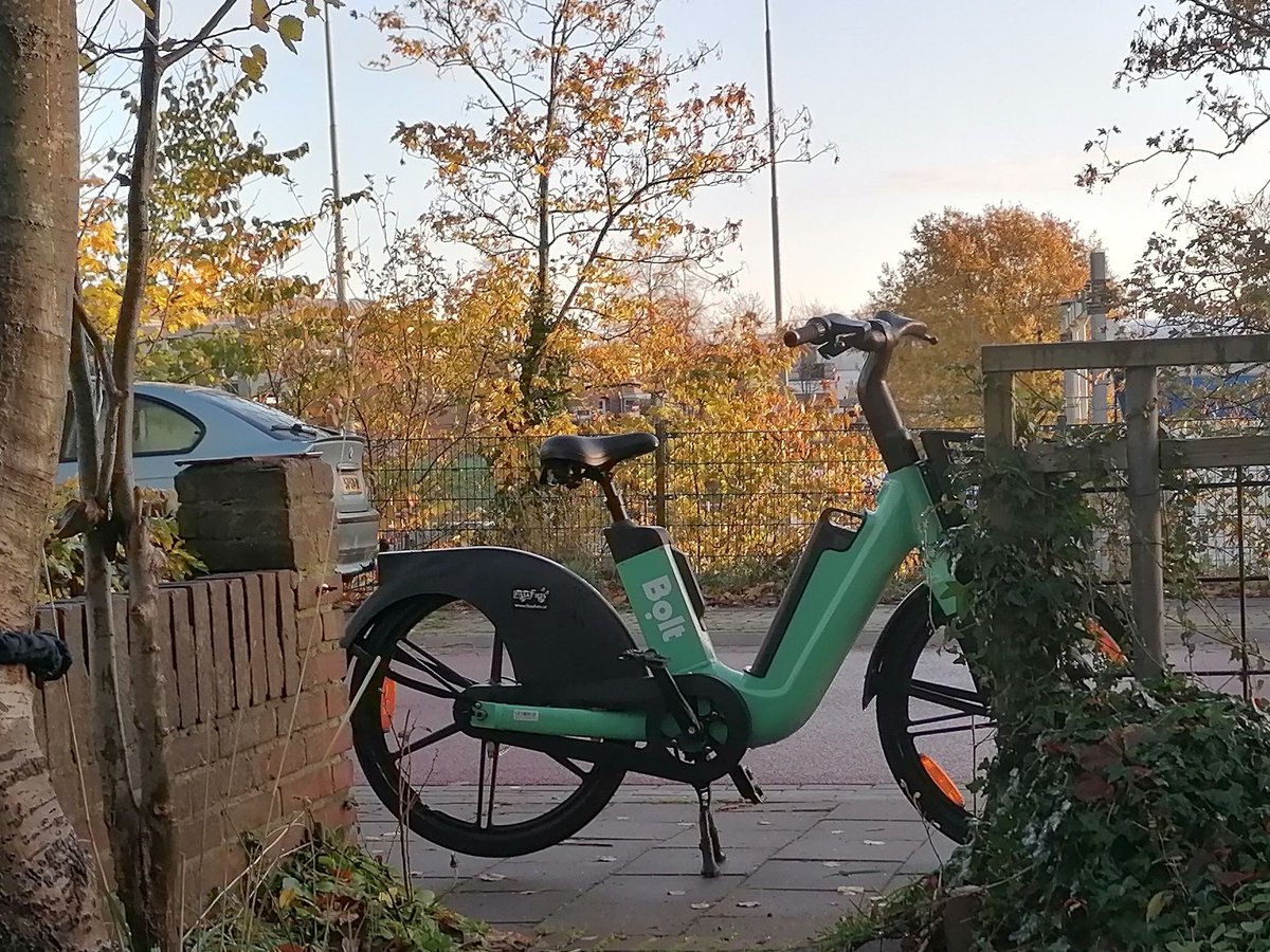 Een Bolt fiets staat ineens pal voor tuinpoortje #willemskwartier.
Een meter verder parkeren lukt niet🤔 
Hoogbejaard met rollator en afspraak bij de huisarts? Dan kom je hier niet langs. Afwachten maar😬#nijmegen