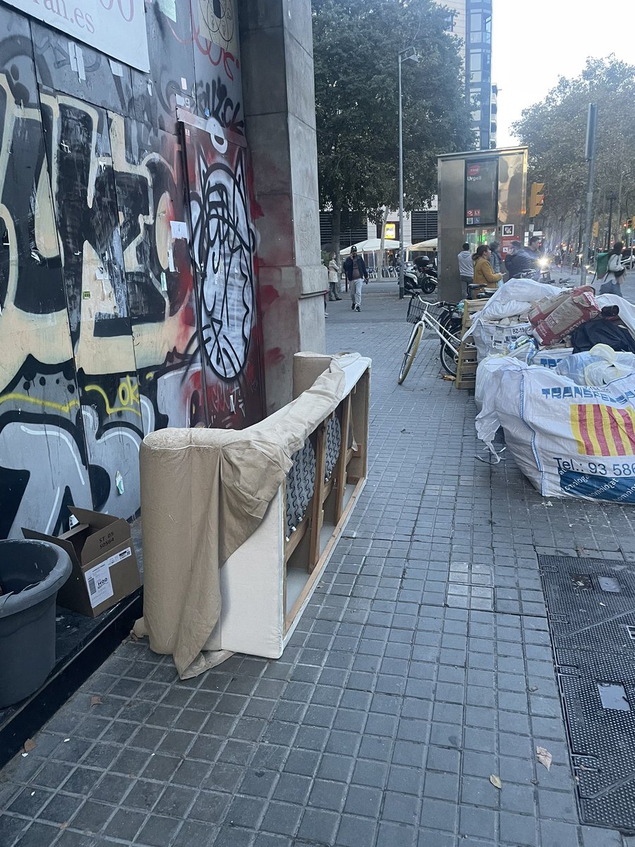 DrVictoriaHowe's tweet photo. @bcn_ajuntament No fan ni cas. 5 dies portem aixi. https://t.co/DTAFf0W1ZO