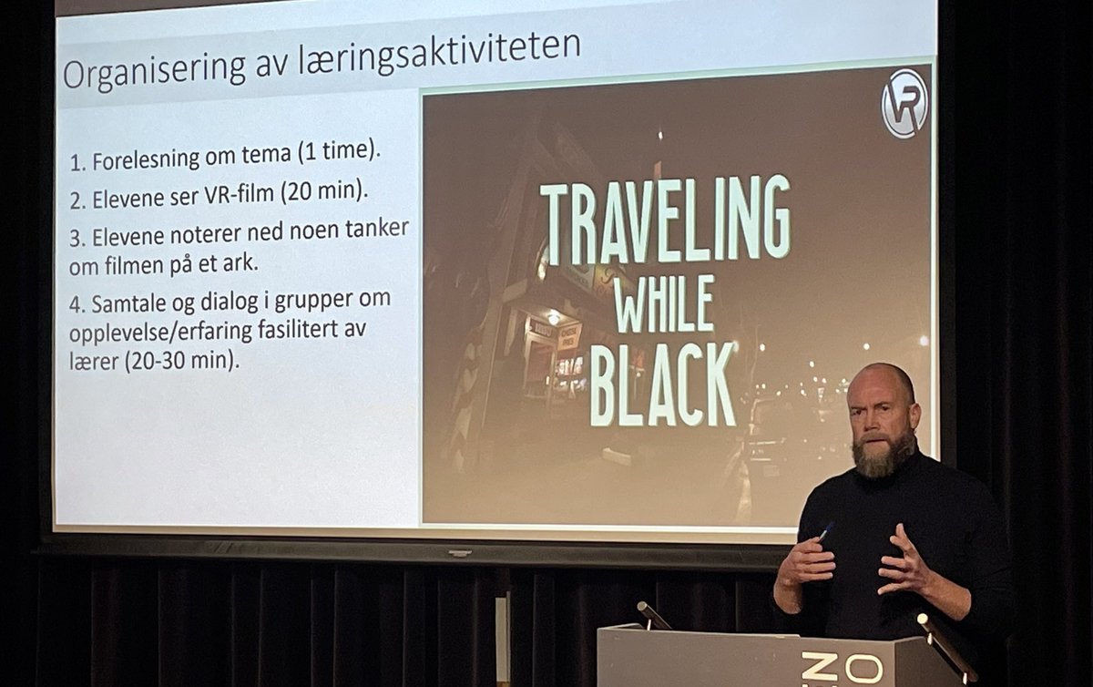 UniOslo_UV's tweet photo. Er det mulig å få tilgang til andres livsverdener og erfaringer gjennom bruk av VR, f.eks forstå #rasisme bedre?
Forskere ved Institutt for pedagogikk, bl.a. Hans Christian Arnseth, mener det.
De tester ut nye måter å undervise på sammen m @LambertseterVGS #DigiLiv @UiO_FIKS https://t.co/yyPbgUtteU
