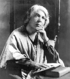 Le più grandi cose si dicono in silenzio. Guarda la luna.

Grazia Deledda

#RitrattiFemminili 

#NoAllaViolenzaSulleDonne a #CasaLettori 

@MaxGiannocco <a href="/opinio_mea/">OpinioMea #facciamorete 🇪🇺</a> <a href="/orpiso/">paola p.</a>