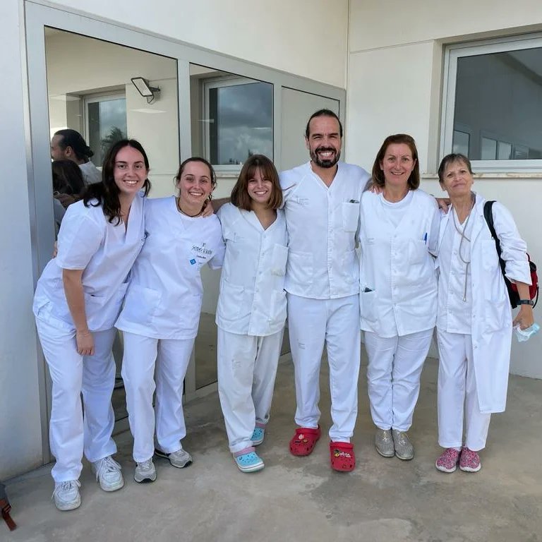 Aquest mes d'octubre han estat amb l'equip de So na Monda les primeres estudiants d'infermeria de la @uibuniversitat! Gràcies Cristina i Antònia per escollir-mos!

#infermeria #docència #apalteucostat #apmallorca #ibsalut