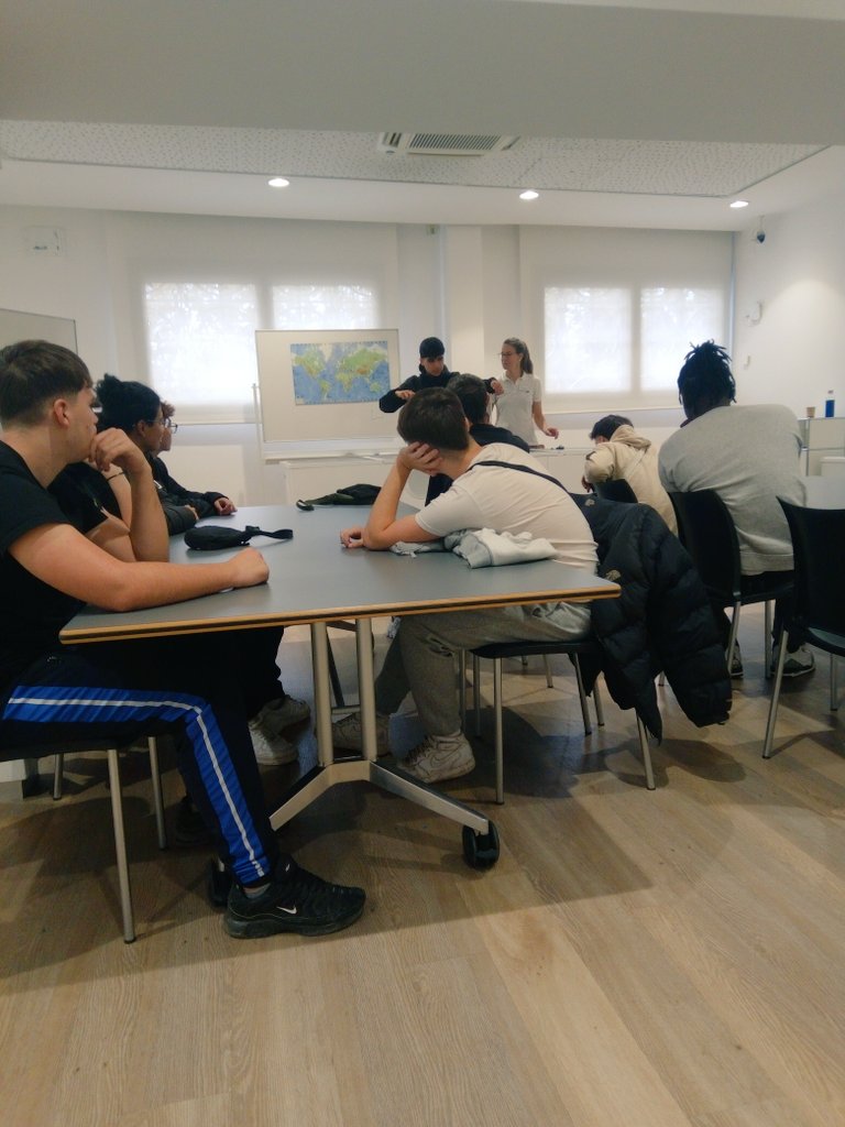 UECPNOLLEIDA's tweet photo. Ahir vam assistir amb els alumnes de 4t al Caixafòrum de Lleida a realitzar un taller molt interessant anomenat "Viu les matemàtiques". Vam aprendre molt! #caixaforumlleida #viulesmatematiques #alauecfemcoses @educaciocat @prosecpromotora @CaixaForum https://t.co/2QAUkjFt2V