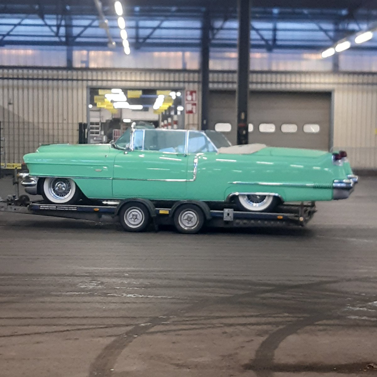 Donderboer's tweet photo. Komend weekend oldtimerbeurs bij #RoyalFloraHolland in Eelde. Eerste beauty is al binnen. #classics #beurs #Cadillac https://t.co/6YoWNgSerl