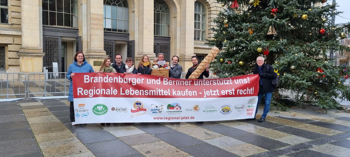pro agro e.V. (@proagroev) on Twitter photo Am gestrigen Donnerstagnachmittag traf sich eine Delegation der Unternehmerinitiative "Regional - jetzt erst recht!" mit Staatssekretär <a href="/Kam_Markus/">Markus Kamrad</a> und Vertreterinnen der @SPDBerlin und übergab ihnen einen symbolischen Warenkorb mit regionalen Produkten. #RegionalJetzt Am gestrigen Donnerstagnachmittag traf sich eine Delegation der Unternehmerinitiative "Regional - jetzt erst recht!" mit Staatssekretär <a href="/Kam_Markus/">Markus Kamrad</a> und Vertreterinnen der @SPDBerlin und übergab ihnen einen symbolischen Warenkorb mit regionalen Produkten. #RegionalJetzt