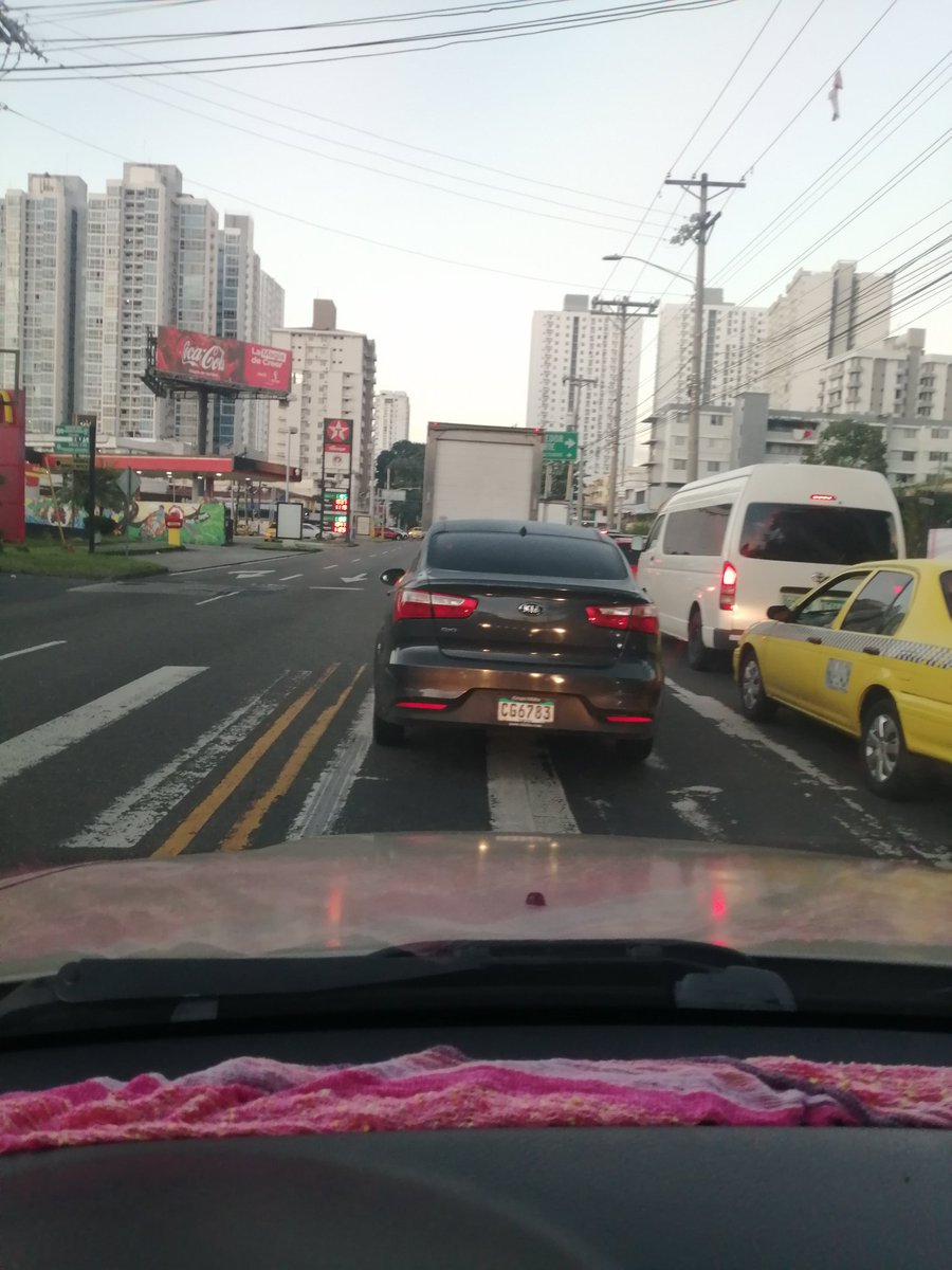 IrnHernandez's tweet photo. Hermosa manera de manejar del jovencito. Tirando auto y la cervecita fue parándose sobre la línea blanca 😃
Maravilloso @ATTTPanama
Buenos días https://t.co/7jYRhlbrxm