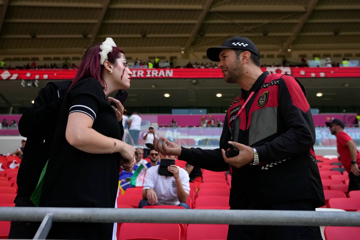Security staff at Wales vs Iran have confronted a woman holding a shirt bearing Mahsa Amini's name and a man with a flag that reads "Woman Life Freedom".

#WALIRN #Qatar2022

inews.co.uk/sport/football…