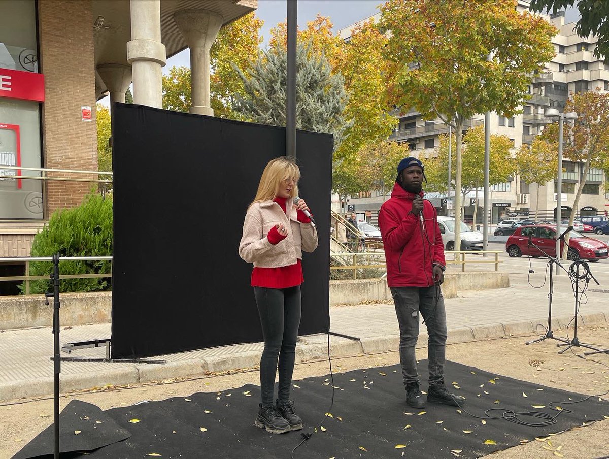 ladescomunal09's tweet photo. 🤸🏽La descomunal surt al Carrer!
🎤Durant tot el matí ens trobem a la plaça Josep Estadella per oferir-vos diferents activitats participatives per donar a conèixer artistes de la zona!
#FemxarxaSombarris #comunalitatsurbanes #comunalitats #Lleida #ladescomunal https://t.co/mvm1fUpKjX