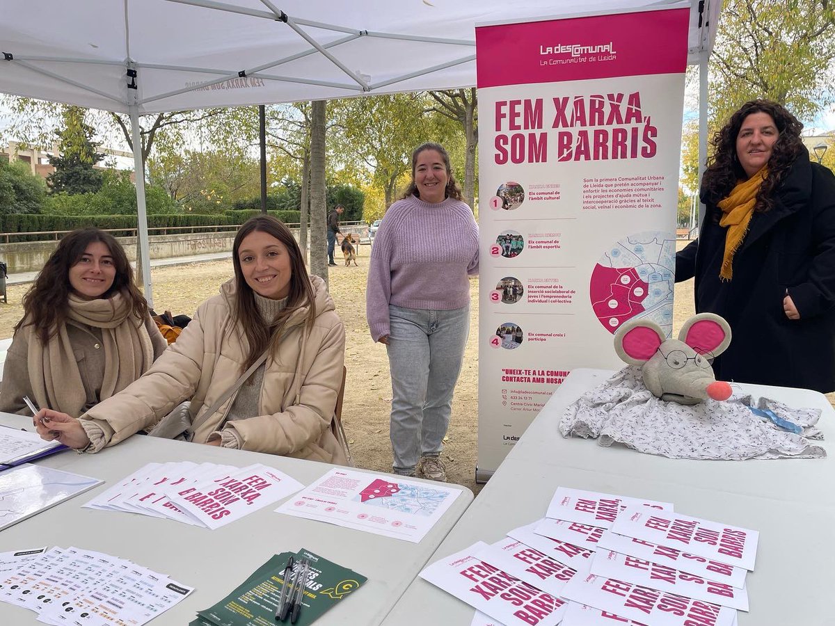 ladescomunal09's tweet photo. 🤸🏽La descomunal surt al Carrer!
🎤Durant tot el matí ens trobem a la plaça Josep Estadella per oferir-vos diferents activitats participatives per donar a conèixer artistes de la zona!
#FemxarxaSombarris #comunalitatsurbanes #comunalitats #Lleida #ladescomunal https://t.co/mvm1fUpKjX