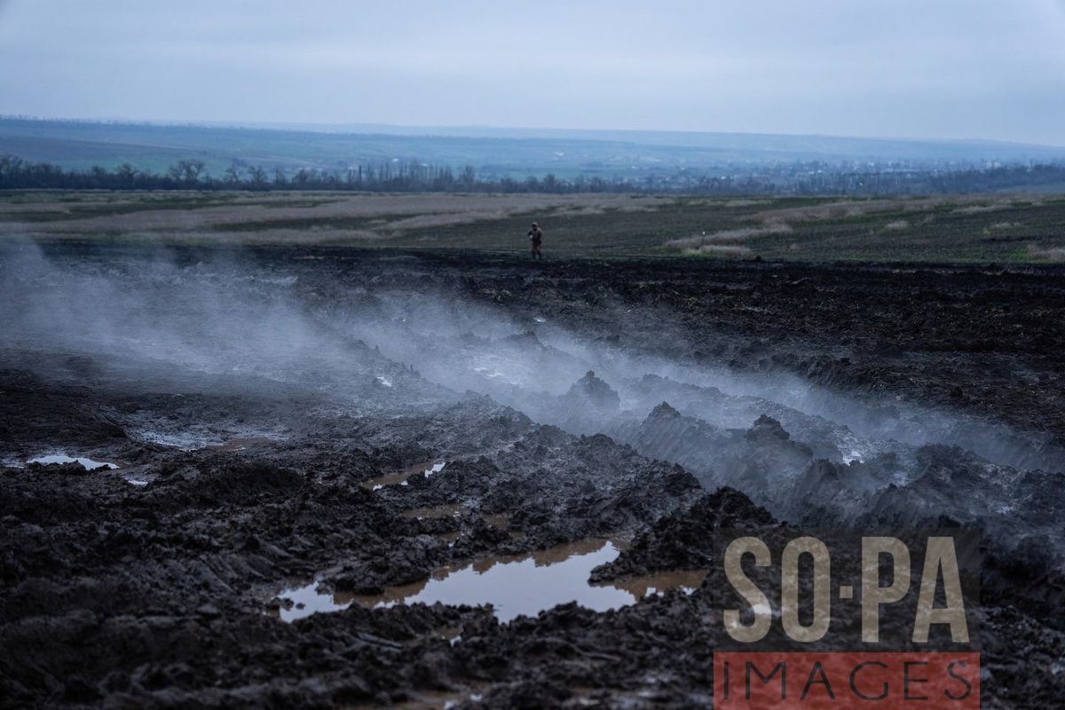 sopaimages's tweet photo. #Soldiers from the #10thMountainAssaultBrigade of Ukraine #unloadmunitions from a #BM21Grad multiple #rocketlauncher near the #frontlines in #Donbas, #Ukraine on November 20, 2022. 📷 Laurel Chor for SOPA Images https://t.co/OlEWSlRQBT