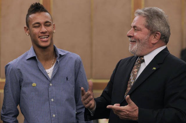 faustorpf's tweet image. Os caras tão espalhando foto do Richarlison ao lado do Bolsonaro pra inventar um apoio que não existe. 

Então o Neymar é Lula.