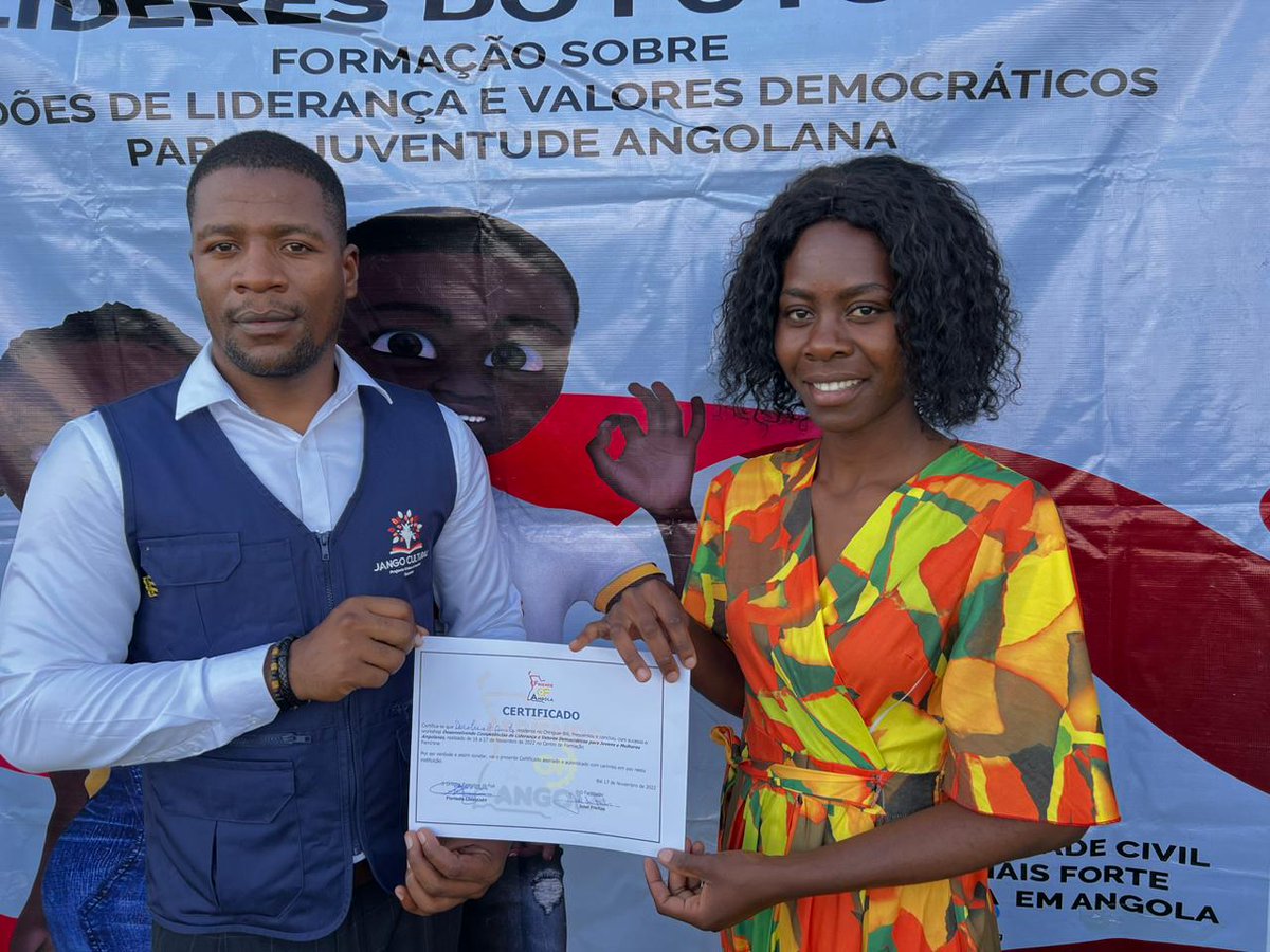 FoAAngola's tweet photo. Entrega de certificados para participantes do workshop sobre Liderança e Valores Demócratico para Jovens Angolanos na província do Bié /Kuito patrocínado pela NED National Endowment for Democracy.
#FriendsofAngola
#JangoCultural https://t.co/r3AQIbJTyL
