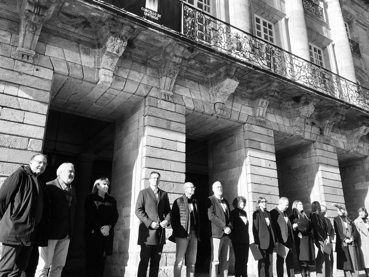 Lectura do manifesto con motivo do #25N por parte de todos os grupos políticos do ⁦<a href="/PazodeRaxoi/">Concello de Santiago</a>⁩    
“Non queremos ser valientes. Queremos, simplemente, ser libres”

#CompostelaEnNegro #PorTodas #NinUnhaMais