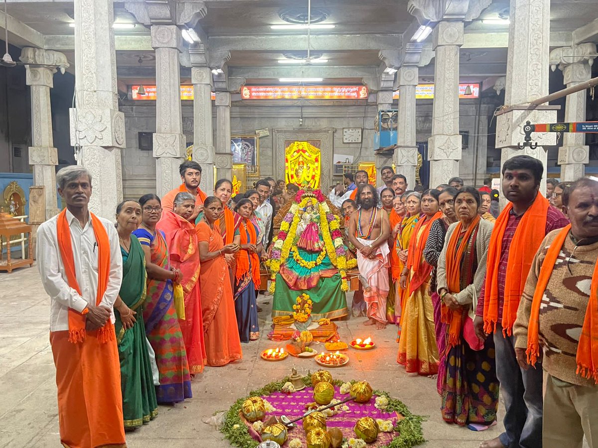 JayanthPanday's tweet photo. ವಿಶ್ವ ಹಿಂದೂ ಪರಿಷತ್ ಹೆಬ್ಬಾಳ ಜಿಲ್ಲೆ ಬೆಂಗಳೂರು ಉತ್ತರ
#ಹೆಬ್ಬಾಳ ದ ಮನೋರಾಯನಪಾಳ್ಯದ
'ಶ್ರೀ ಲಕ್ಷ್ಮಿನರಸಿಂಹ ಸ್ವಾಮಿ ದೇವಸ್ಥಾನ' ದಲ್ಲಿ ವಿಶ್ವ ಹಿಂದೂ ಪರಿಷದ್ ವತಿಯಿಂದ ದಿನಾಂಕ.22.11.2022 ರಂದು ಆಯೋಜಿಸಿದ್ದ #ಕಾರ್ತಿಕ_ದೀಪೋತ್ಸವ ಕಾರ್ಯಕ್ರಮ !
#Vhp_Heabbala_Bengaluru
#Vhp
#RTNagara
#Bengaluru https://t.co/GQ5vbnv8n0