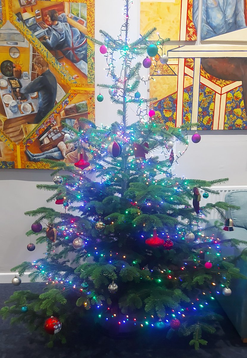 TheQueensSchool's tweet image. Christmas has arrived at Queen's Senior School! #nevertooearly #ChristmasTree #notlongtogo 😀🎄🥰