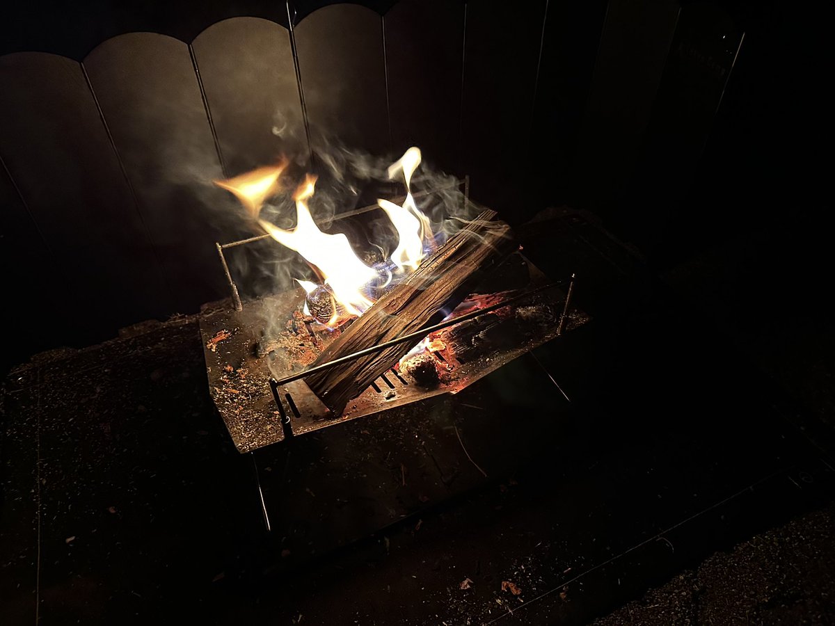 cx30_310's tweet photo. 焚き火はいいねぇ。
何時間でも眺めていられるね。 https://t.co/3VUq9wGV9e