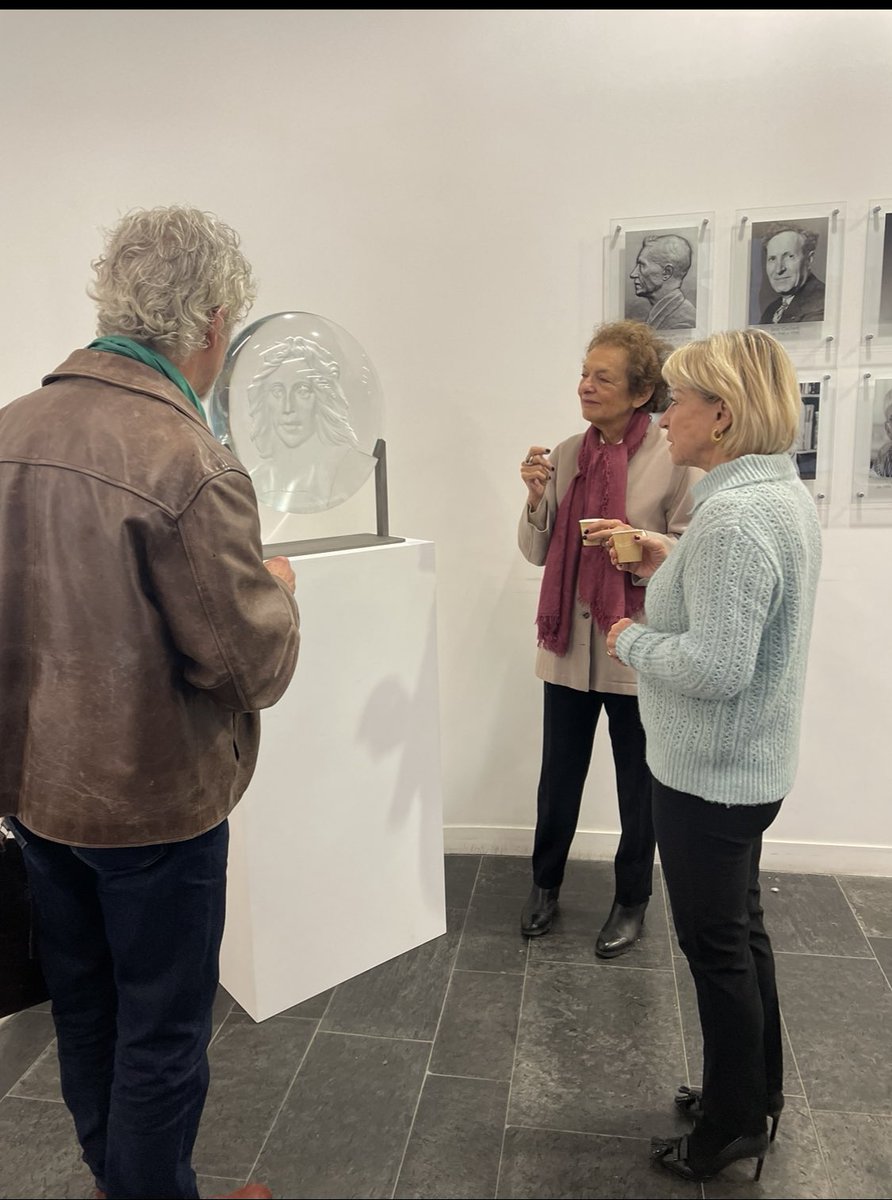 Ravie d’avoir pris la parole à l’occasion du colloque consacré aux Métiers du #Verre à l’<a href="/IPGP_officiel/">IPGP</a>. Cette journée met en lumière les nombreux savoir-faire des artisans et des artistes qui choisissent le verre comme matière. #IYOG2022 <a href="/LyneCohen/">Cohen-solal lyne</a>