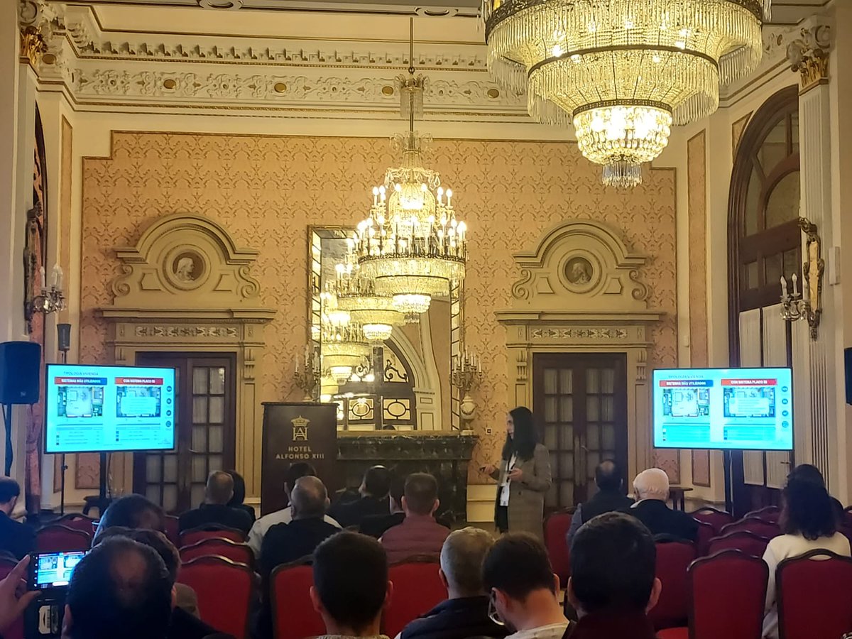 ISOVERes's tweet photo. 📸Nuestra compañera Lucía Velasco, técnico de Soluciones Interiores de Isover y @SGplaco, ha participado en el II Encuentro Profesional @adipaex celebrado ayer en el Hotel Alfonso XIII de Sevilla, dando una ponencia sobre el #ahorro en la instalación.
💛#MakingTheWorldABetterHome https://t.co/iPpAedFne4