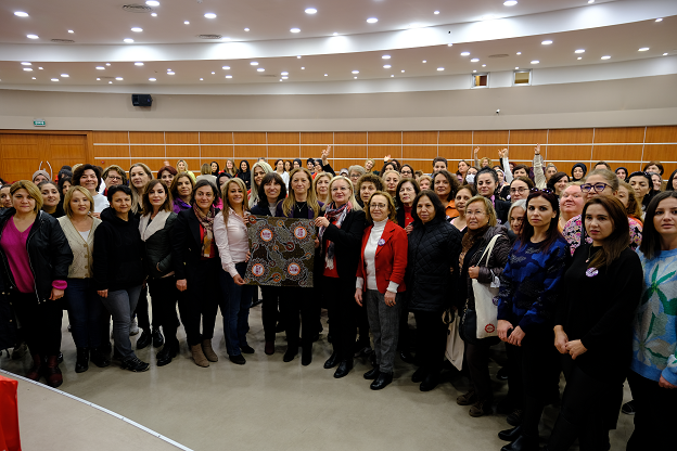 ArzuCerkezoglu's tweet photo. ♀️ Bugün İstanbul'da farklı sendikalardan ve bölgelerden gelen kız kardeşlerimizle beraber DİSK tarihinin ilk Kadın Temsilciler Kurulu'nda buluşmanın coşkusunu ve onurunu yaşıyoruz.
#25Kasım https://t.co/F2d4BbpP9u