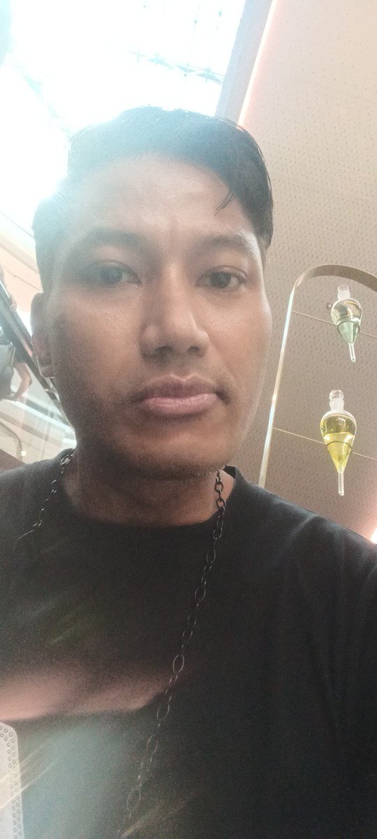 imfluttering's tweet photo. 50yo face with lack of sleep yesterday 😒 https://t.co/X5zKGL1HiB