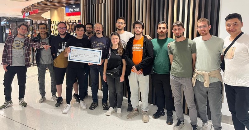 itu1773's tweet photo. #ITUGURUR 🐝

Otonom Tekne Takımımıza Sidney "2022 Robotx Otonom Denizcilik Yarışması"ndan ödül! 🏆

@ituasteam Otonom Tekne Takımı, Türkiye'den katılmaya hak kazanan ilk ve tek üniversite takımı olarak  Sidney'de bizi yine gururlandırdı. 👏
