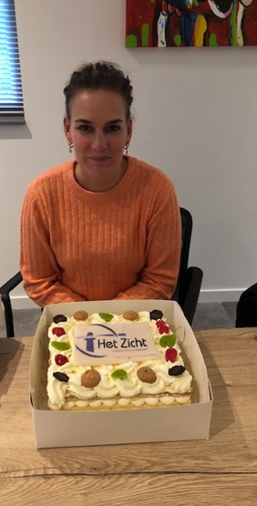 hetzicht's tweet photo. Gelukkig mogen we ook deze week weer doen wat we ook heel leuk vinden, namelijk weer een heerlijke `Het Zicht ` taart uitdelen. Ook deze kandidaat heeft vanuit een loopbaantraject een mooie, nieuwe baan gevonden. Mariska, van harte met je nieuwe functie als Acceptant bij Univé https://t.co/G0xqF1rOXp
