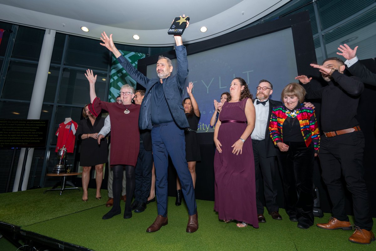 SignatureDeaf's tweet photo. This time last week we were just getting set up for the Signature Hall of Fame! 

What a night it was with so many inspirational people in the room. 

🧵 of photographs from the night from the wonderful @nexpo1 📸

#Signature40 #HallofFame https://t.co/3ibXy1VqiQ