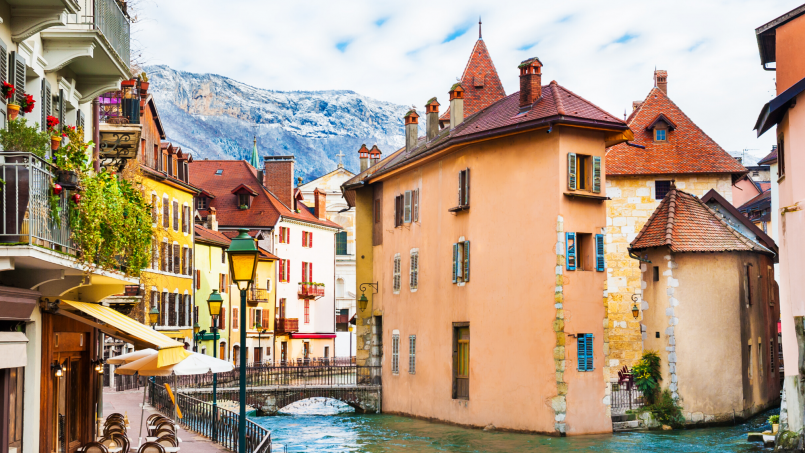 AnnecyAgency's tweet photo. The town of Annecy is next to the beautiful lake said to be the cleanest  in Europe! So lakeside activities such as swimming, boating, water skiing and fishing are a must when visiting this hidden gem! #lakeannecy #annecy2023 #france # #visitfrance https://t.co/2yOtTNKZtH https://t.co/GoSvsrU3tn