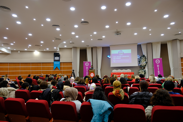 ArzuCerkezoglu's tweet photo. ♀️ Bugün İstanbul'da farklı sendikalardan ve bölgelerden gelen kız kardeşlerimizle beraber DİSK tarihinin ilk Kadın Temsilciler Kurulu'nda buluşmanın coşkusunu ve onurunu yaşıyoruz.
#25Kasım https://t.co/F2d4BbpP9u