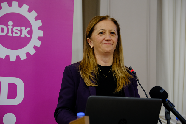 ArzuCerkezoglu's tweet photo. ♀️ Bugün İstanbul'da farklı sendikalardan ve bölgelerden gelen kız kardeşlerimizle beraber DİSK tarihinin ilk Kadın Temsilciler Kurulu'nda buluşmanın coşkusunu ve onurunu yaşıyoruz.
#25Kasım https://t.co/F2d4BbpP9u