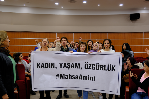 ArzuCerkezoglu's tweet photo. ♀️ Bugün İstanbul'da farklı sendikalardan ve bölgelerden gelen kız kardeşlerimizle beraber DİSK tarihinin ilk Kadın Temsilciler Kurulu'nda buluşmanın coşkusunu ve onurunu yaşıyoruz.
#25Kasım https://t.co/F2d4BbpP9u