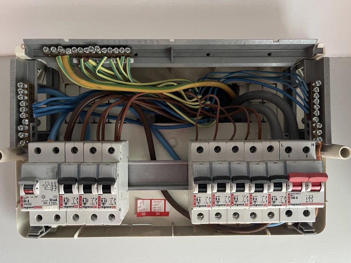 SolutionsEM's tweet image. Friday Board change today …… with a little note found in side … last mains board as mr Norris has a new job ?? @ A A molyneux and son ? #boardchange #friday #homeowner