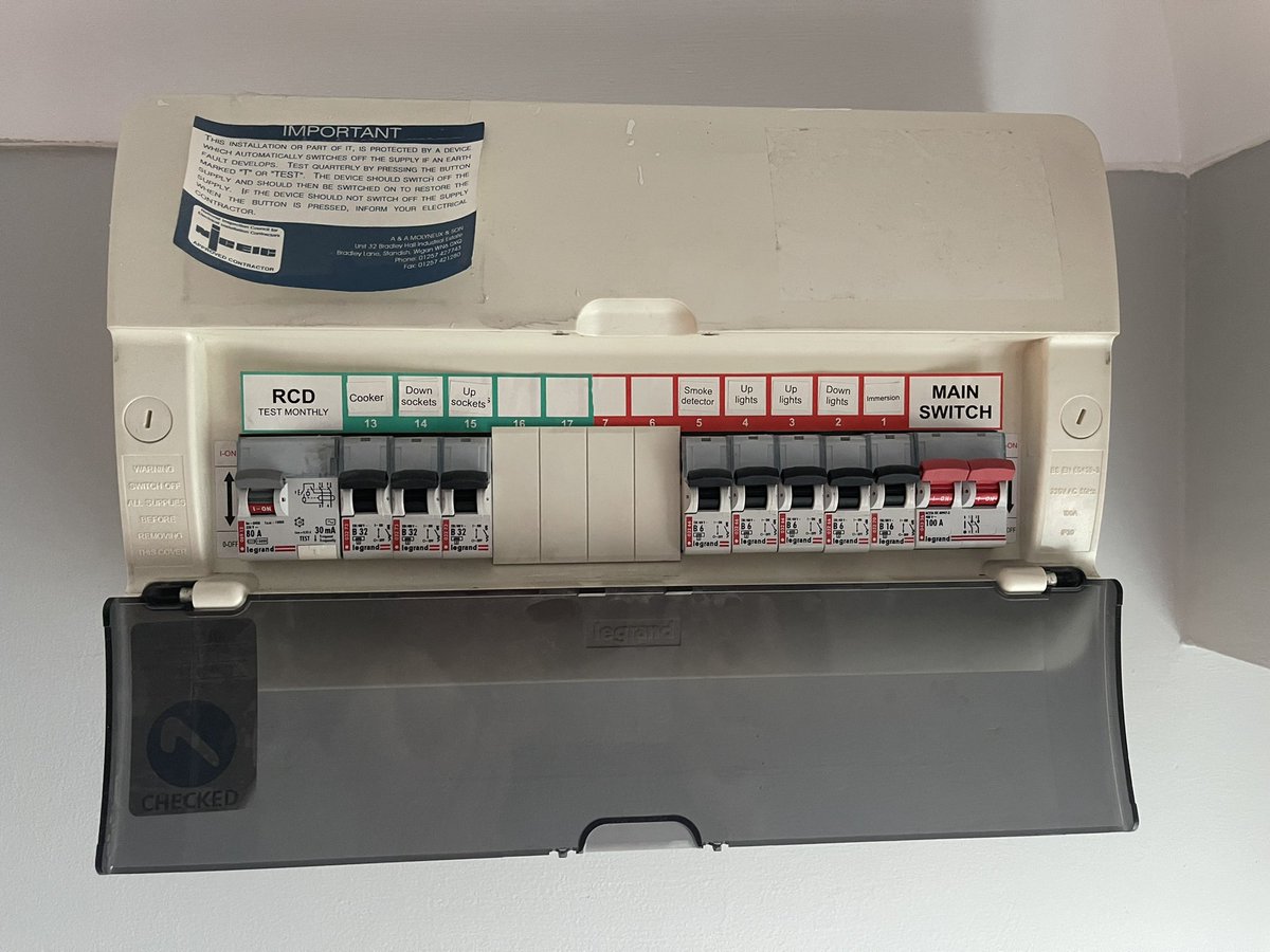 SolutionsEM's tweet image. Friday Board change today …… with a little note found in side … last mains board as mr Norris has a new job ?? @ A A molyneux and son ? #boardchange #friday #homeowner