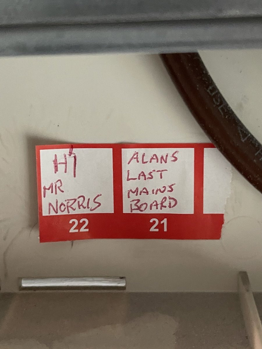 SolutionsEM's tweet image. Friday Board change today …… with a little note found in side … last mains board as mr Norris has a new job ?? @ A A molyneux and son ? #boardchange #friday #homeowner