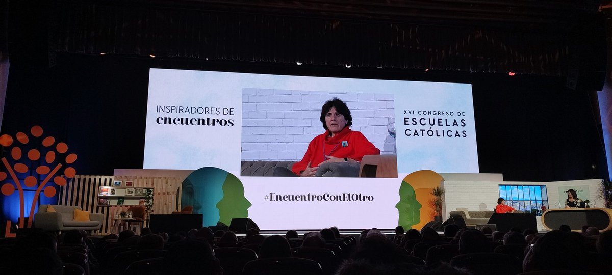 SopenaBadajoz's tweet photo. "El encuentro con el otro nos construye como personas". @TiscarEspigares en 2jornada de  #InspiradoresDeEncuentros de @ecatolicas 
#contigospeñaes+ https://t.co/4cqWvo1GpA
