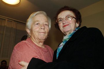 yadvashem's tweet photo. #PhotoFriday
Since the #ShoahNamesDB went online in 2004 there have been 100s of families who have been reunited with or discovered relatives with whom they had lost contact in the wake of the Shoah.
Discover the stories behind these emotional reunions: https://t.co/2OpBiK0nBC https://t.co/jb3lx9xVBi