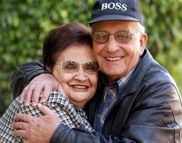 yadvashem's tweet photo. #PhotoFriday
Since the #ShoahNamesDB went online in 2004 there have been 100s of families who have been reunited with or discovered relatives with whom they had lost contact in the wake of the Shoah.
Discover the stories behind these emotional reunions: https://t.co/2OpBiK0nBC https://t.co/jb3lx9xVBi